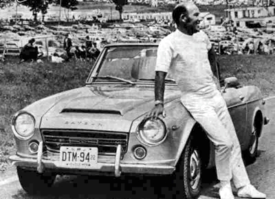 After motorsport retirement Moss became a motoring journalist. He is pictured here next to a Datsun 2000 during a road review