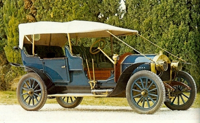 1912 Darracq, which featured a four-cylinder Henriod rotary-valve engine