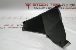 7 Trunk lid water collector partition left Tesla m