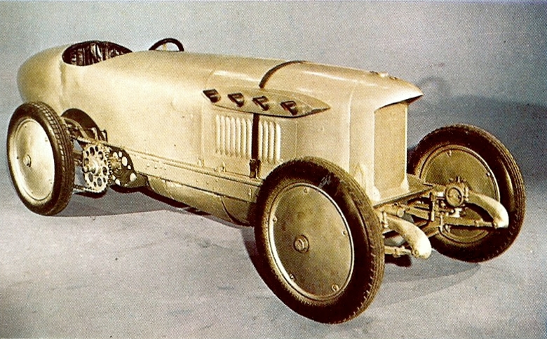 A streamlined Blitzen Benz, driven by Bob Burman, which achieved a top speed of 140 mph at Daytona
